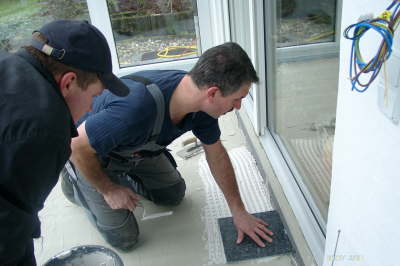 21.02.2007: Die erste Fliese