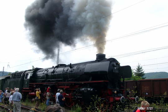 Schnellzuglok 01 1066 raucht mchtig ...