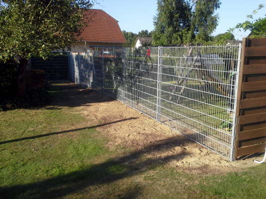 04.09.2013: Der neue Gitterzaun steht ...