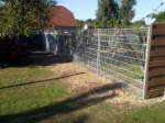 04.09.2013: Der neue Gitterzaun steht ...